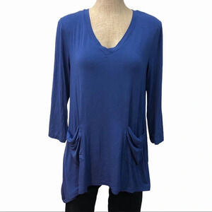 Logo Lori Goldstein v-neck tee with pocket detail‎